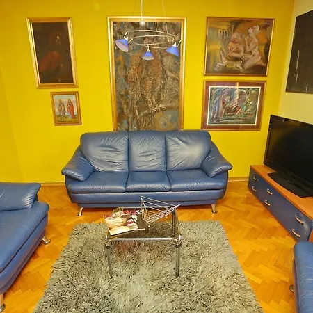 Heart Of City Lola Apartment